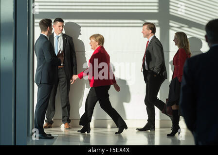 Berlin, Allemagne. 06Th Nov, 2015. La chancelière allemande et présidente de la CDU, Angela Merkel, promenades dans l'avant du porte-parole du gouvernement Steffen comme Seibtert ils arrivent pour le groupe parlementaire CDU/CSU réunion à Berlin, Allemagne, 03 novembre 2015. Photo : Soeren Stache/dpa/Alamy Live News Banque D'Images