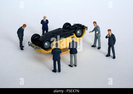 ILLUSTRATION - gestionnaire de petites figures stand autour d'un embout sur Volkswagen Beetle modèle. La photo a été prise le 07 octobre 2015. Photo : S. Steinach - AUCUN FIL SERVICE - Banque D'Images