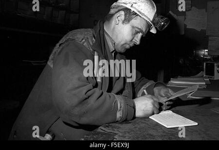 Un mineur overman remplir des papiers après un changement à l'Celynen souterraine de la mine du Sud, dans le sud du Pays de Galles les vallées. Banque D'Images