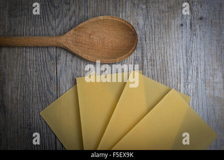 Les pâtes séchées feuilles de lasagne Banque D'Images