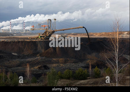 Machine Industrielle (pailles) au travail à Belchatow mine de charbon à ciel ouvert. Banque D'Images