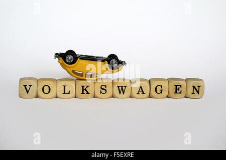 ILLUSTRATION - une bascule modèle Volkswagen Beetle sur cube lettres qu'écrire "Volkswagen". La photo a été prise le 07 octobre 2015. Photo : S. Steinach - AUCUN FIL SERVICE - Banque D'Images