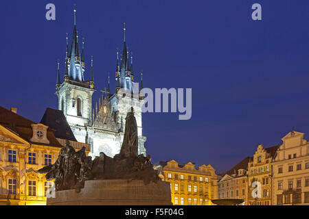 Jan Hus monument, l'église de Notre-Dame de Týn, Place de la vieille ville, (Staroměstské náměstí), Prague, République Tchèque Banque D'Images