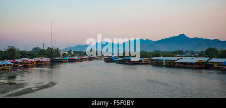 Maisons flottantes au crépuscule, rivière Kwai, la province de Kanchanaburi, Thaïlande centrale, Thaïlande Banque D'Images