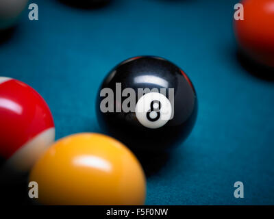 Close up boules de billard avec l'accent sur le nombre 8 noir Banque D'Images