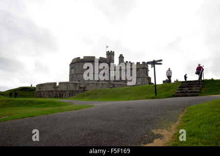 Le Château de Pendennis est l'une des plus belles forteresses du puissant construit par Henry VIII à défendre le pays contre l'invasion. Banque D'Images