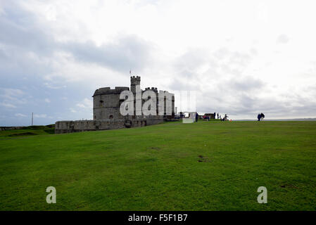 Le Château de Pendennis est l'une des plus belles forteresses du puissant construit par Henry VIII à défendre le pays contre l'invasion. Banque D'Images