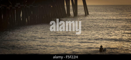 San Clemente, Californie, USA. 9Th Mar, 2012. Un jeune surfer seul juste au nord de la San Clemente pier at sunset, attend sa prochaine vague.----San Clemente, situé à la pointe la plus méridionale du comté d'Orange, est connu pour sa plage de surf et de la culture ainsi que d'un temps doux toute l'année. © David Bro/ZUMA/Alamy Fil Live News Banque D'Images