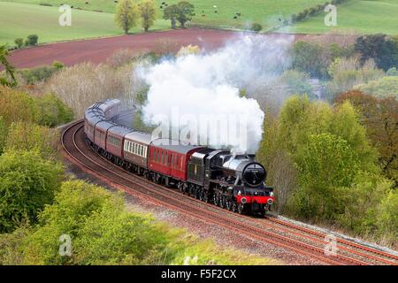 Train à vapeur. Jubilé LMS Class 'Leander'. S'installer à Carlisle Railway Line, Eden Valley, Cumbria, England, UK. Banque D'Images