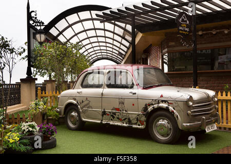 L'Inde, l'Himachal Pradesh, Simla Shimla (), Mall Road, vintage Gaz 66 voiture à l'extérieur de Shimla fois Cafe Banque D'Images