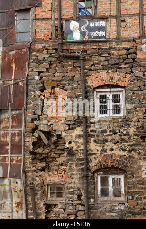 L'Inde, l'Himachal Pradesh, Simla Shimla (subsidence), d'énormes fissures dans le mur de l'ancien bâtiment Banque D'Images