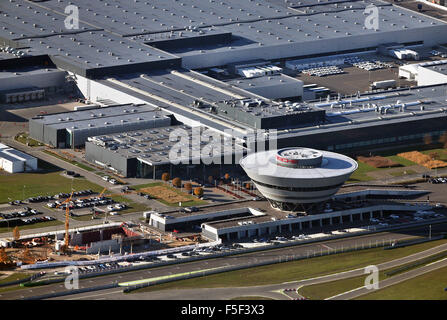 Leipzig, Allemagne. 06Th Nov, 2015. Vue aérienne du centre client Porsche en forme de diamant en usine de fabrication de Leipzig, Allemagne, 03 novembre 2015. Les marques Porsche et Audi qui font partie de la Groupe Volkswgen sont soupçonnés de faire partie de l'effet de serre VW scandale. Photo : Jan Woitas/dpa/Alamy Live News Banque D'Images