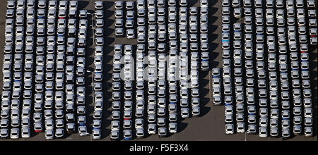 Leipzig, Allemagne. 06Th Nov, 2015. Vue aérienne d'un stationnement rempli de nouvelles Porsche sur le terrain de l'usine de fabrication Porsche à Leipzig, Allemagne, 03 novembre 2015. Les marques Porsche et Audi qui font partie de la Groupe Volkswgen sont soupçonnés de faire partie de l'effet de serre VW scandale. Photo : Jan Woitas/dpa/Alamy Live News Banque D'Images