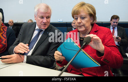 Berlin, Allemagne. 06Th Nov, 2015. La chancelière allemande et présidente de la CDU, Angela Merkel et le Premier Ministre de Bavière et président de la CSU Horst Seehofer assister à la groupe parlementaire CDU/CSU réunion à Berlin, Allemagne, 03 novembre 2015. Photo : Bernd von Jutrczenka/dpa/Alamy Live News Banque D'Images