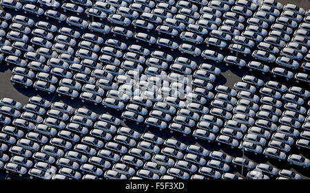 Leipzig, Allemagne. 06Th Nov, 2015. Vue aérienne d'un stationnement rempli de nouvelles Porsche sur le terrain de l'usine de fabrication Porsche à Leipzig, Allemagne, 03 novembre 2015. Les marques Porsche et Audi qui font partie de la Groupe Volkswgen sont soupçonnés de faire partie de l'effet de serre VW scandale. Photo : Jan Woitas/dpa/Alamy Live News Banque D'Images