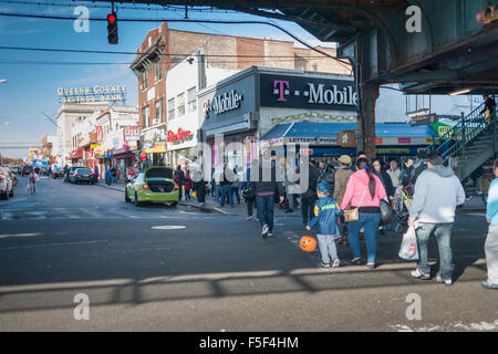 Les entreprises et les activités sous le nombre élevé 7 train dans le quartier de Corona dans le Queens à New York, le samedi, 31 octobre, 2015. Le quartier de Corona, à l'est de Jackson Heights, est principalement Hispanic mais est encore une mosaïque de groupes ethniques. (© Richard B. Levine) Banque D'Images