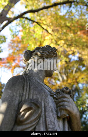 Figure de pierre dans jardin botanique guarden frankfurt Banque D'Images