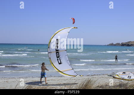 Nageur en essayant d'attraper le kite équilibreurs en un surfeur (dans la mer) manouvres sur Keros bay. Lemnos limnos island, ou la Grèce. Banque D'Images