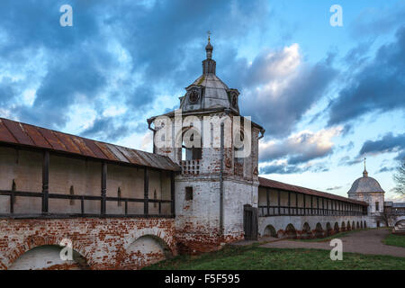 Pereslavl-zalesski, Russie - Novembre 03, 2015 : Monastère Goritsky de Dormition, Regard sur la tour centrale. Banque D'Images