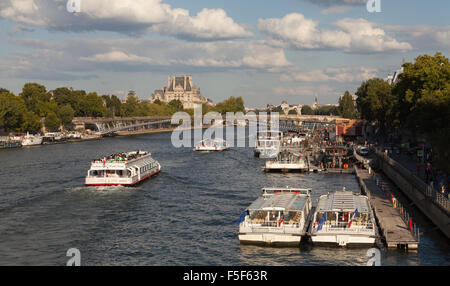 À l'est vue depuis le Pont de la Concorde, vers Pont de Solférino, Paris, France. Banque D'Images