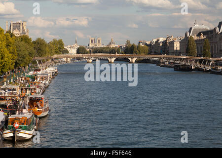 À l'est vue depuis le Pont de la Concorde, vers Pont de Solférino, Paris, France. Banque D'Images