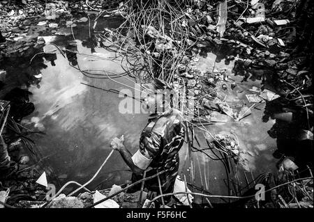 10 mai 2013 - Savar, Dhaka, Bangladesh - une armée permanente du personnel dans les gravats dans la dernière étape de l'opération de sauvetage. Le 24 avril 2013, un édifice de huit étages s'est effondré à Savar, près de la capitale du Bangladesh Dhaka, tuant plus de 1 100 personnes environ 2 500 blessés. Le Rana Plaza, qui abritait cinq usines de vêtements, avait été conçu avec seulement six histoires et destinées à des boutiques et des bureaux seulement. (Crédit Image : © Rahul Talukder via Zuma sur le fil) Banque D'Images