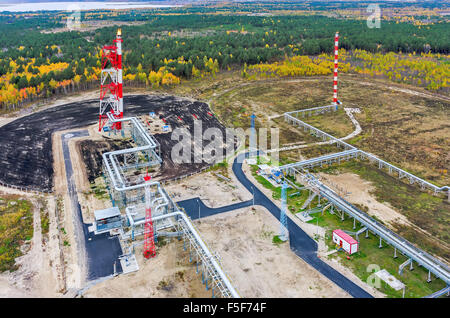 Des torches pour brûler du gaz associé de l'usine d'huile Banque D'Images