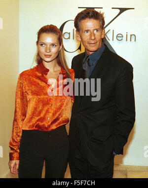 10 Oct, 1996 ; HONG KONG ; modèle Kate Moss & designer CALVIN KLEIN CK nouvelle de Klein à stocker, l'ouverture à Hong Kong. © Ruaridh Stewart/ZUMAPRESS.com/Alamy Live News Banque D'Images