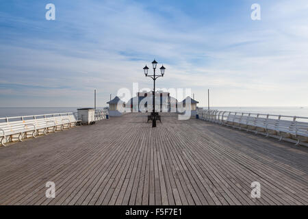 Sur la jetée de Cromer vide au lever du soleil. Grande-Bretagne Banque D'Images