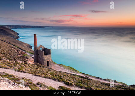 Papule Coates ; moteur ; chambre coucher du soleil ; St Agnes, Cornwall, UK Banque D'Images