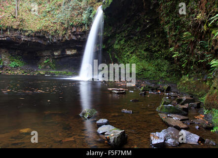 Sgŵd Gwladus (la Dame tombe) sur la rivière Nedd Fechan l'une des chutes sur le sentier de la chute d'Elidir en Pays de Galles Banque D'Images