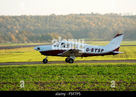 Piper PA-28 Cherokee Archer à Wellesbourne Airfield, UK (G-BYSP) Banque D'Images