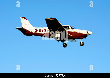 Piper PA-28 Cherokee Archer à Wellesbourne Airfield, UK (G-BYSP) Banque D'Images