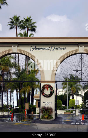 Déc 07, 2003 ; Hollywood, CA, USA ; Paramount Pictures Film Production Company situé au 5555 Melrose Avenue Los Angeles. Les célèbres arcades avec des palmiers derrière. © Ruaridh Stewart/ZUMAPRESS.com/Alamy Live News Banque D'Images