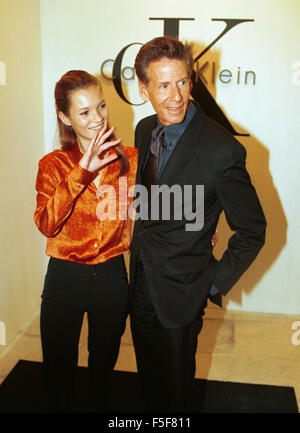 10 Oct, 1996 ; HONG KONG ; modèle Kate Moss & designer CALVIN KLEIN CK nouvelle de Klein à stocker, l'ouverture à Hong Kong. © Ruaridh Stewart/ZUMAPRESS.com/Alamy Live News Banque D'Images