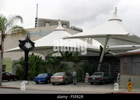 Déc 07, 2003 ; Hollywood, CA, USA ; Le Lotus Blanc de West Hollywood, 1743 Cahuenga Blvd. Il n'y a pas longtemps, les propriétaires Chris Race et Eric James avait le plus réputé à L.A. sur leurs mains avec le coucher du soleil. Celebs sont de : BritneyÊSpears LeonardoÊDiCaprio NicolasÊCage,,, TobeyÊMaguire BruceÊWillis JenniferÊGarner,,, NeveÊCampbell EdÊNorton, Jewel, TheÊRock JessicaÊSimpson,,, JustinÊTimberlake DustinÊHoffman MatthewÊPerry,,, DemiÊMoore TaraÊReid MarkÊWahlberg,,, JessicaÊBiel JerryÊBruckheimer,, Nelly, RobbieÊWilliams VinceÊVaughn JamieÊFoxx,,, Usher, DavidÊSpade AmandaÊPeet HughÊHefner,,. Banque D'Images