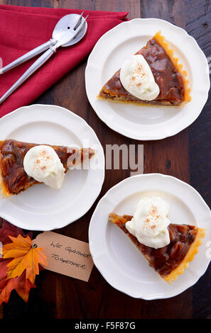 Tarte aux pacanes Thanksgiving traditionnelles coupes individuelles sur les plaques des frais fixes grâce à nous rassembler place card sur vintage en bois Banque D'Images