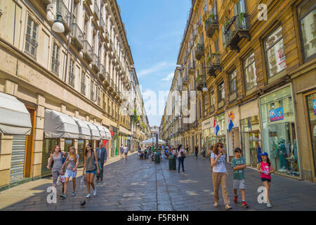 Zone piétonne et le centre commercial dans la ville de Turin. Banque D'Images