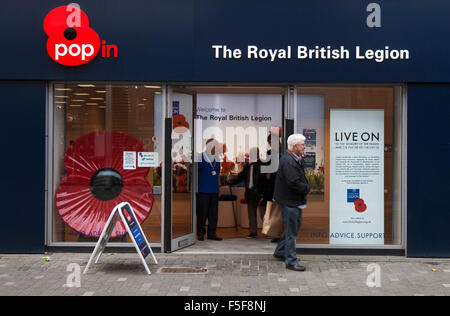 Personnes passant la New Royal British Legion Pop in Shop à Williamson Street, Liverpool, Merseyside, Royaume-Uni Banque D'Images