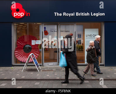 Personnes passant la New Royal British Legion Pop in Shop à Williamson Street, Liverpool, Merseyside, Royaume-Uni Banque D'Images