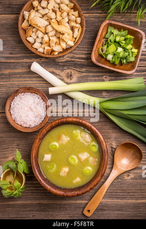 Vue de dessus de savoureux potage aux poireaux faite maison Banque D'Images