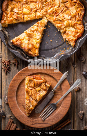 Tarte aux pommes bio faits maison dessert prêt à manger Banque D'Images