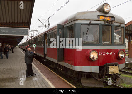 Przemysl, Pologne, PKP train sur la plate-forme Banque D'Images