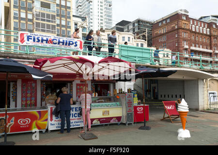 Brighton, UK, poissons-et-shop à puce sur la plage Banque D'Images