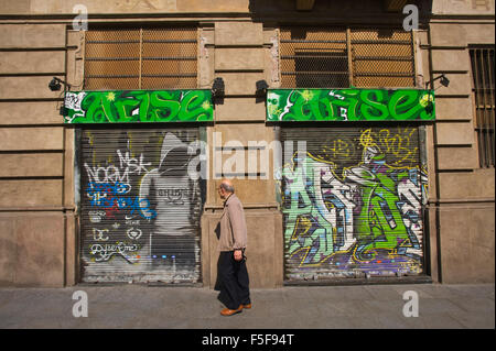 Grafitti sur rideaux à de la construction à Barcelone Catalogne Espagne ES Banque D'Images