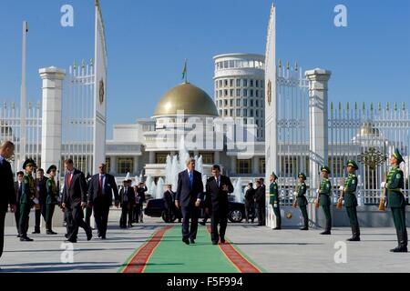 Le secrétaire d'Etat américain John Kerry et le Ministre des affaires étrangères du Turkménistan Rasit Meredov marcher jusqu'à l'Oguzkhan Palais présidentiel pour une réunion bilatérale le 3 novembre 2015 à Ashgabat (Turkménistan). Banque D'Images