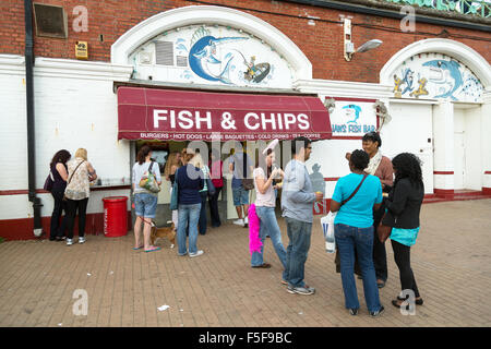 Brighton, UK, poissons-et-shop à puce sur la plage Banque D'Images