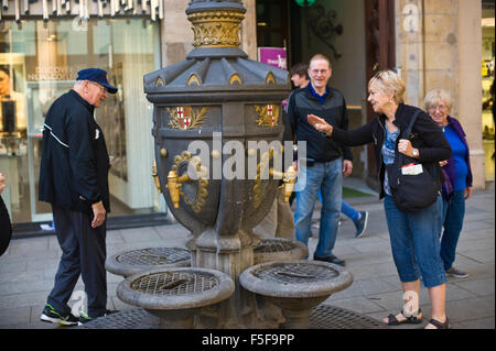 L'eau publique fontaine d'eau potable sur la rue à Barcelone Catalogne Espagne ES Banque D'Images