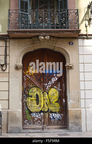 Grafitti sur porte sur la rue de l'immeuble à appartements à Barcelone Catalogne Espagne ES Banque D'Images