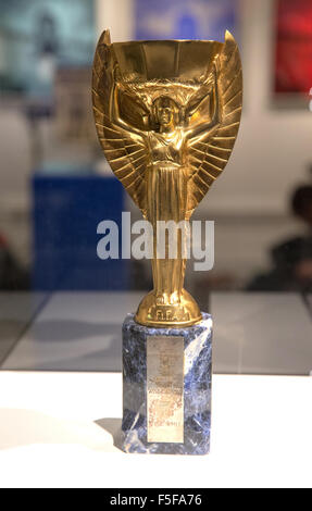 Le trophée de la Coupe du monde Jules Rimet gagné par le Brésil pour la troisième fois en 1970.Le Brésil tenu le trophée,après avoir remporté 3 fois Banque D'Images